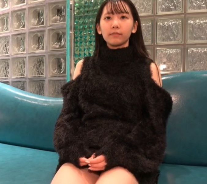 中年夫妻看着电视在客厅沙发大战一番骚妻